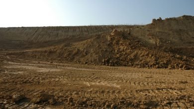 هي عملية نقل التربة وفتات الصخور من مكان إلى آخر على سطح الأرض