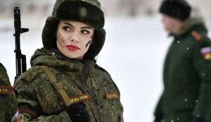 شاهد ملكة جمال اوكرانيا اناستازيا لينا وهي تحمل السلاح ضد روسيا /