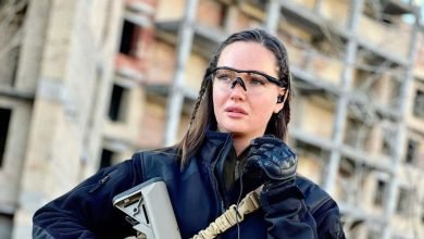 شاهد صور ملكة جمال روسيا وهي تحمل السلاح بجانب الجيش الروسي