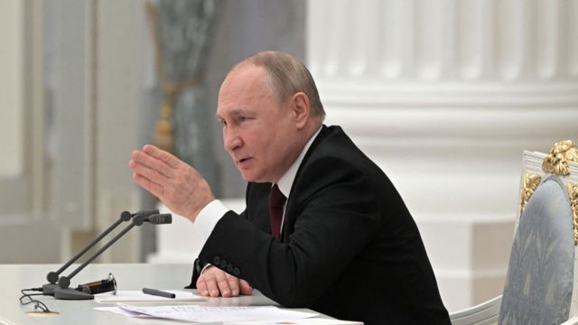 لماذا لا يحرك بوتين يده اليمنى ؟