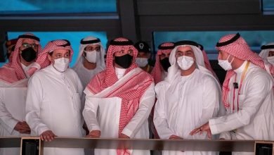 عبدالعزيز بن سعود يتجول في إكسبو دبي ويتفقد جناح السعودية