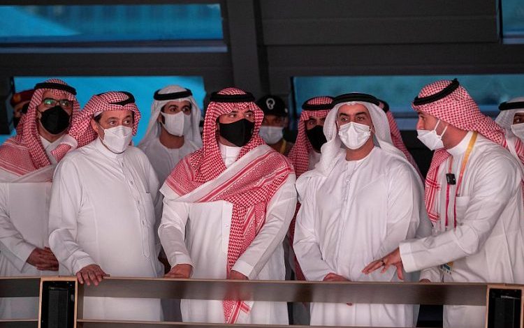 عبدالعزيز بن سعود يتجول في إكسبو دبي ويتفقد جناح السعودية
