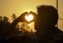 كيف تكون تصرفات الرجل الذي يحب ولا يقول