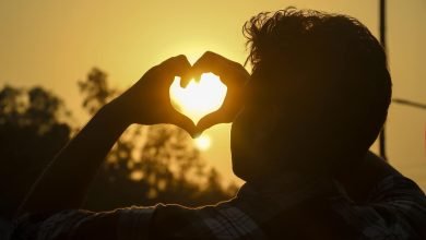 كيف تكون تصرفات الرجل الذي يحب ولا يقول