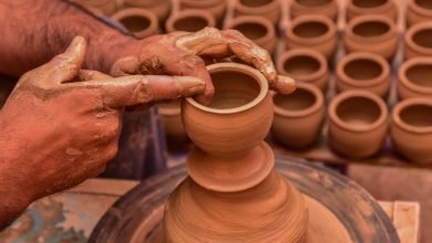 للبدء بعملية صقل البطانة يتم تغطية الجسم الطيني بلون أو أكثر من البطانات وبعد جفافها تتم عملية الصقل