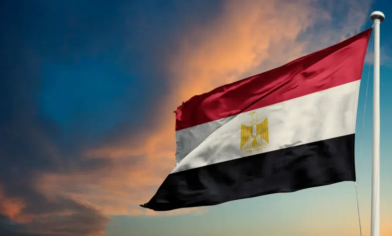 هل غدًا الخميس 28 أبريل 2022 إجازة رسمية؟ تكون الإجابة الواضحة على السؤال: هل الخميس إجازة؟ هي لا، يوم غدٍ الخميس 28 أبريل 2022 ليس إجازة رسمية في أيٍّ من المصالح الحكومية أو القطاع الخاص وأن غدًا الخميس يوم عمل عادي في البنوك. ولعل السبب في حدوث خلط بين المواطنين حول كون يوم غدٍ إجازة هو أنه كان يتم ترحيل الإجازات ليوم الخميس، ولكن رئيس مجلس الوزراء قرر أن يكون يوم شم النسيم والذى يتوافق مع ذكري عيد تحرير سيناء يوم إجازة رسمية في الموعد الأصلي وهو الإثنين 25 أبريل 2022. قرار رئيس مجلس الوزراء بخصوص إجازة عيد الفطر 2022