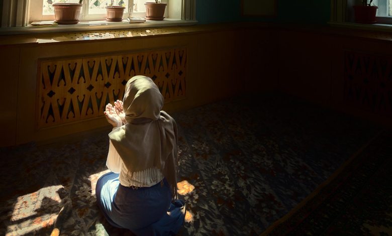 هل يجوز الاعتكاف للنساء في المسجد ام في البيت ؟