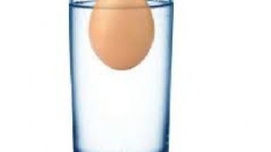 عند وضع بيضه مسلوقه ساخنه في كوب من الماء البارد