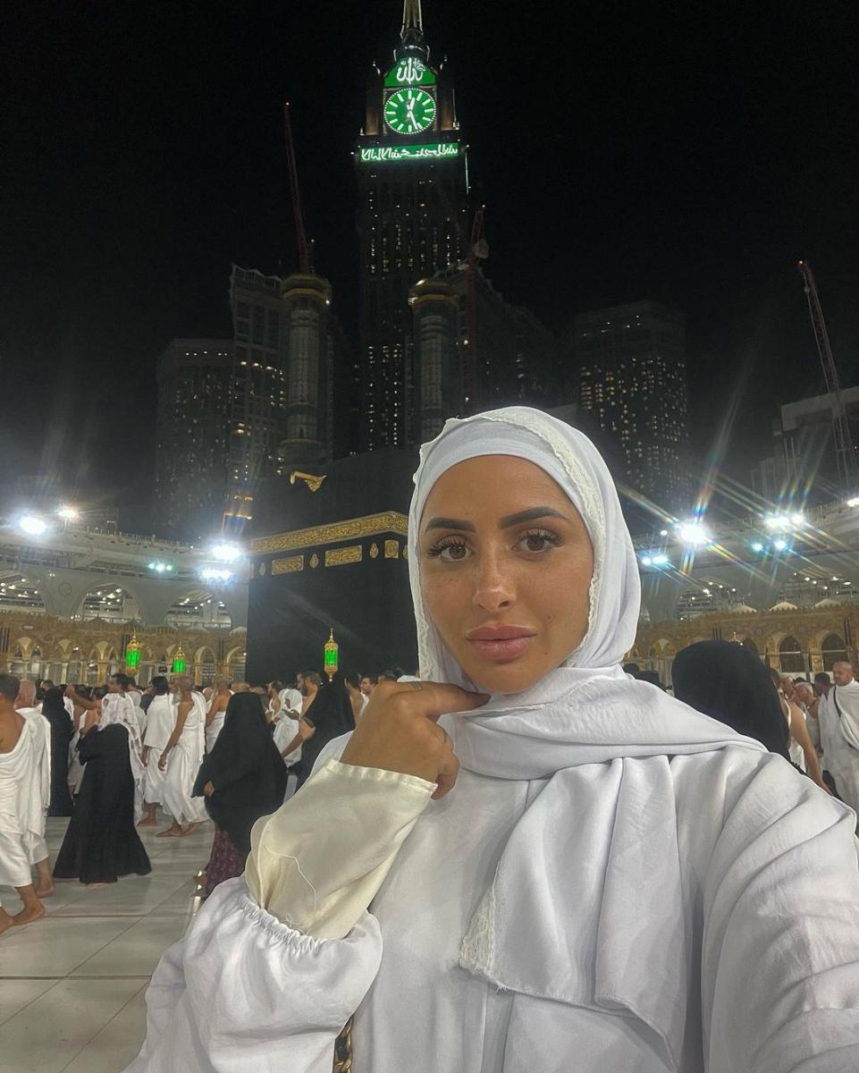 شاهد: صور عارضة الأزياء مارين الحيمر في مكة المكرمة بعد اسلامها