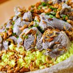 تشتهر عرعر بطبق من الأرز واللحم مع السمن البري مع خبز الصاج