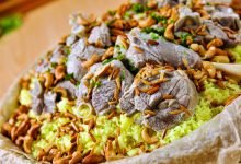 تشتهر عرعر بطبق من الأرز واللحم مع السمن البري مع خبز الصاج