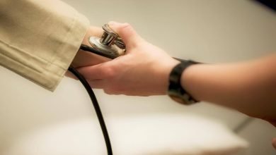 توفر وزارة الصحة خدمة اتصال على مدار الساعة للحصول على استشارة طبية على الرقم