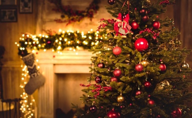 هل الاحتفال في شجرة عيد الكريسماس 2023 حرام للمسلمين