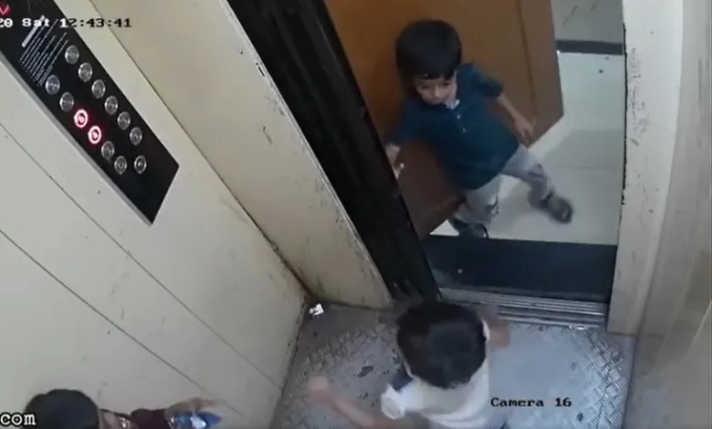 شاهد: فيديو طفل الاسانسير كامل يثير غضب المصريين