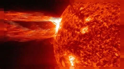 لا يمكن سماع الانفجارات التي تحدث على سطح الشمس لأن الصوت لا ينتقل في المادة الصوت لا ينتقل في