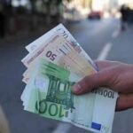أسعار العملات الأجنبية (الأورو والدولار) في السكوار والأسواق الموازية بالجزائر اليوم أسعار العملات الأجنبية بالجزائر اليوم