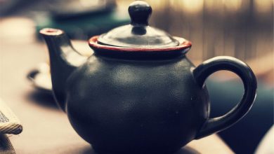 معظم أباريق الشاي تصنع من مواد مثل الالمنيوم والنحاس لأنها جيدة