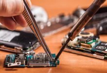 تحتوي بعض الأجهزة كأجهزة الهواتف الذكية والحاسب المحمولة على ميكروفونات ومكبرات صوت مدمجة؟